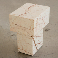 Table basse Cammy Stone en marbre doré Sofita, moderne, naturelle, légère, minimaliste et écologique pour salon, balcon ou coin.