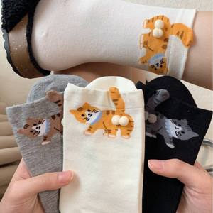 Calcetines de punto para mujer con diseño de gato travieso, divertidos y lindos, con estampado 3D, absorbentes del sudor y con pompón. - Product Image 4