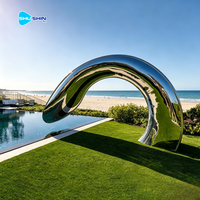Sculpture de toboggan de piscine moderne 3D en acier inoxydable 316 poli de luxe pour l'élément aquatique de piscine extérieure