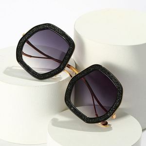 Lunettes de soleil surdimensionnées en métal de luxe avec logo personnalisé, monture large et cristaux brillants, pour femmes - Product Image 4