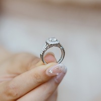 Bague de fiançailles en argent sterling S925 avec moissanite ronde couleur D VVS1, halo torsadé et sangle fendue