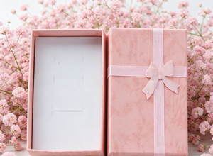 Caja de Regalo Ecológica Rosa para Joyería con Laminado Mate y Forro de Esponja, Tamaño Personalizable, Adornada con Lazo de Cinta de Satén Rosa - Product Image 2