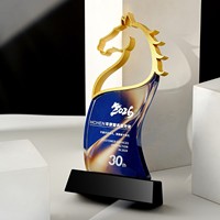 Offre Spéciale 2026 – Trophée en Métal et Cristal Thème Cheval, Gravure Laser, Style Minimaliste Moderne pour Cérémonie Annuelle des Employés, Plaque d'Honneur
