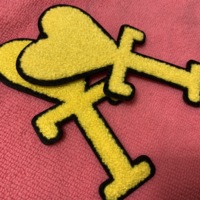 Logo de marque livraison rapide fer sur patch de broderie Chenille, emblème de logo de broderie de serviette moelleuse découpé au laser pour sweats à capuche