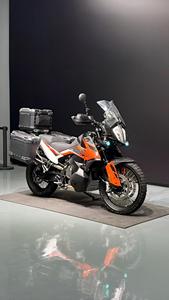 <span class=keywords><strong>KTM</strong></span> 790 ADV d'occasion, premier propriétaire, seulement 5000 km, bien entretenue, avec trois boîtes, éclairage supplémentaire, protège-mains, tout-terrain, aventure. - Product Image 3