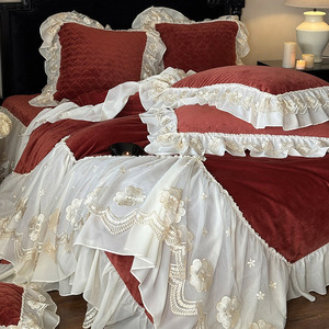 Ensemble de jupe de lit en polaire pour bébé, quatre pièces, motif floral rouge brodé, housse de couette chaude avec bordure en dentelle pour literie bébé - Product Image 1