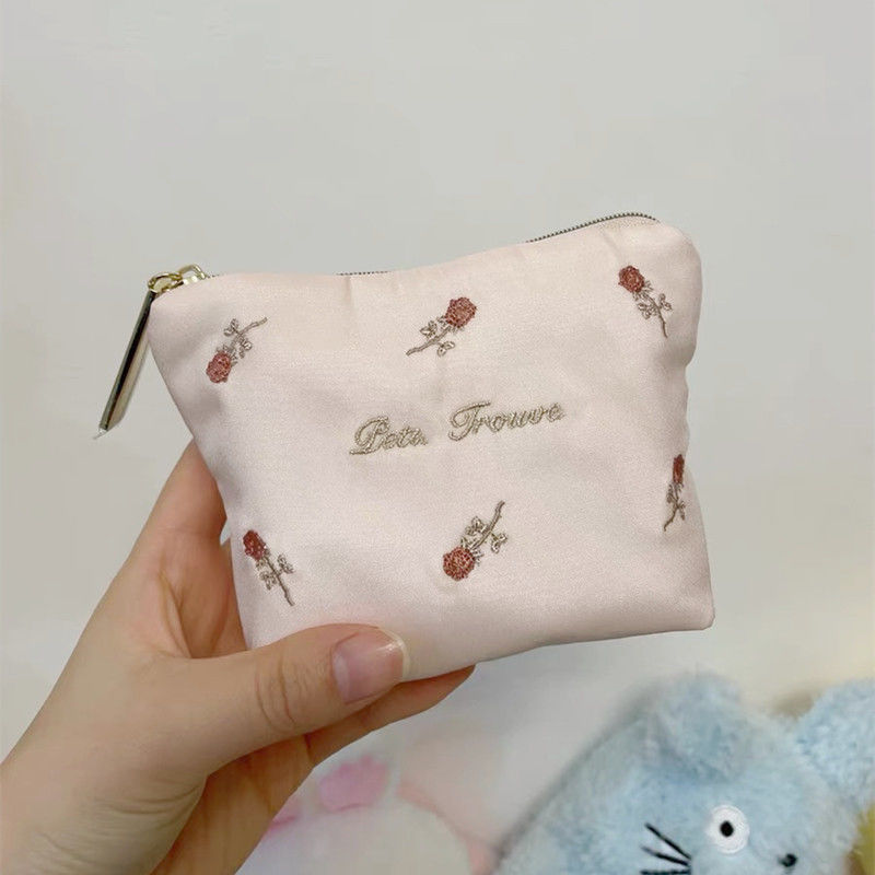 Trousse à maquillage rose brodée de roses