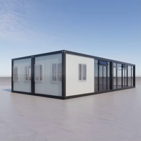 Cette petite maison conteneur combine un mur-rideau en verre noir et blanc avec une isolation intelligente et une terrasse sur le toit.