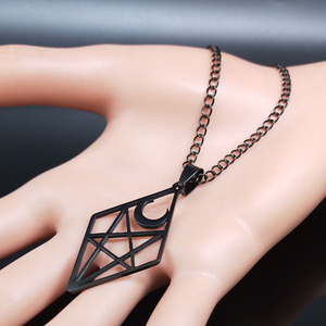 Nouveau pendentif en acier inoxydable pentagramme inversé gothique en forme de croissant, <span class=keywords><strong>collier</strong></span> tendance en acier titane d'Europe et d'Amérique - Product Image 5