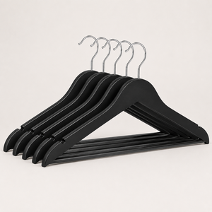 Percha de madera para trajes con barra para pantalones y ranuras antideslizantes en los hombros para un almacenamiento seguro de la ropa - Product Image 5