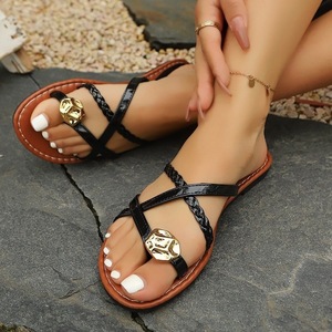 Sandales plates tendance pour femmes à brides croisées tressées, avec accessoires métalliques, semelle souple résistante à l'usure, pour la plage, le quotidien et l'été - Product Image 3