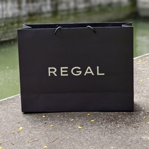 Sacs fourre-tout promotionnels de luxe en papier noir, grands sacs en papier kraft personnalisés imprimés pour vêtements, cadeaux et shopping avec logo - Product Image 4