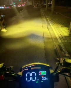 Faro LED amarillo y blanco de doble haz para motocicleta, foco tipo búho para coche eléctrico con sistemas de modificación de carrocería de 85V - Product Image 4