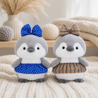 Peluche pingouin mignon gris et blanc avec robe à imprimé cœur bleu, animal en peluche pour la décoration moderne des canapés et cadeau pour une pièce douillette