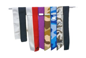 Toalla de microfibra personalizada de 11 colores con diseño de fútbol americano, gancho fuerte y patrón deportivo de inventario. - Product Image 4