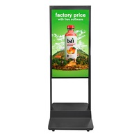 Écran LCD de 65 pouces orienté vers la fenêtre, haute luminosité 2500 nits, affichage numérique vertical UHD pour magasin de vêtements, centre commercial