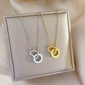 Kalung Liontin Cincin Ganda Bentuk Hati Geometris Baja Anti Karat Lapis Emas 18K Setting Bezel Unisex Perhiasan Tahan Air untuk Pesta - Product Image 3