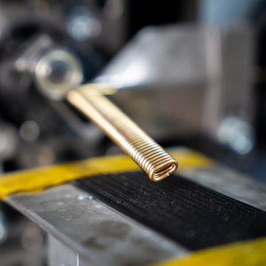 Boucles d'oreilles rondes DelPia, cristaux blancs, 10 % or 18 carats sur tube en argent sterling 925, tube intérieur rose 10 mm - Product Image 5