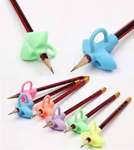 Venta caliente Empuñaduras de lápiz de goma <span class=keywords><strong>Escritura</strong></span> asistida Portalápices para niños Papelería para niños <span class=keywords><strong>Corrector</strong></span> de <span class=keywords><strong>escritura</strong></span> - Product Image 1