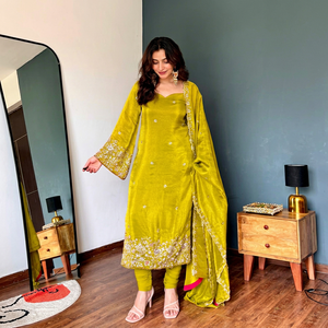 Conjunto indio-pakistaní verde bordado con cuello en V, manga larga, Anarkali Kurta, Palazzo Salwar con Dupatta para fiestas. - Product Image 1