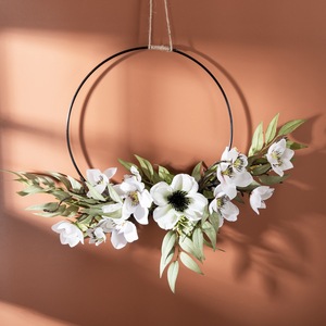 Couronne de fleurs artificielles Anas, demi-cercle, camélia blanc, décoration murale de mariage CF01190 - Product Image 1