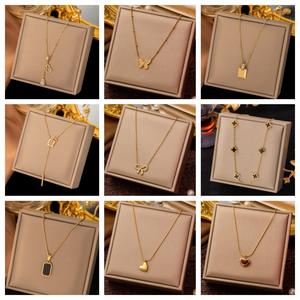 Colorfast 18K 티타늄 스틸 쥬얼리 화이트 쉘 하트 나비 사랑 로마 숫자 목걸이 파티를위한 트렌디 한 꽃 패턴 - Product Image 3