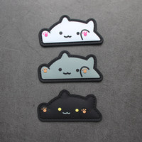 Badge créatif en PVC souple avec motif chat mignon, chat qui tape dans les mains, chat à l'expression amusante (avec fixation)
