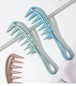 Peigne à Dents Larges Multicolore pour Homme à Prix Abordable pour Style de Cheveux Vintage, Peigne en Plastique avec Emballage Personnalisé - Product Image 5