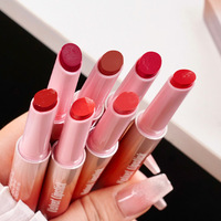 Rouge à lèvres mat effet velours, longue tenue, hydratant et non-transfert, facile à appliquer, et baume à lèvres.