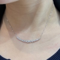 Collier pendentif style Stars Smile en or blanc 18 carats avec serti clos et diamant de laboratoire taille brillant rond