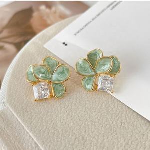 Nouvelles boucles d'oreilles clous en alliage de zinc plaqué or, motif camélia vert et blanc, design pétale rétro élégant pour femme - Product Image 2