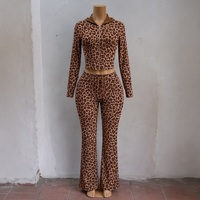 Nouvel ensemble pour femmes, imprimé léopard, haut sportif à blocs de couleur et pantalon évasé, ensemble 2 pièces pour femmes