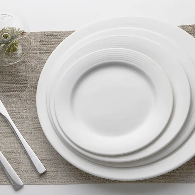 Conjunto de louça cerâmica branca do hotel e restaurante, plataformas de restaurante de coleta