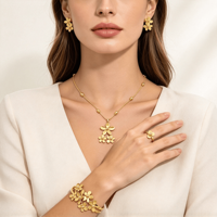 Parure de bijoux élégante artisanale avec pendentif floral en perles noires et grande chaîne trombone