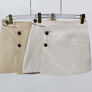 กระโปรงทรงเอแฟชั่นคุณภาพสูงแบบขายส่ง รับผลิตตามแบบ OEM/ODM สีพื้น แต่งกระเป๋าติดกระดุมแถวเดียว - Product Image 1