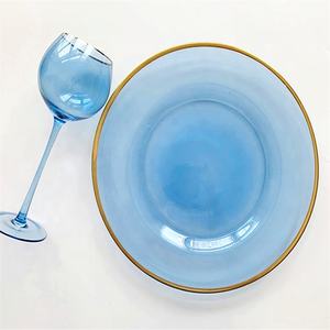 Decoración elegante para eventos 2020: platos de presentación de vidrio de diferentes colores y copas de vino - Product Image 5