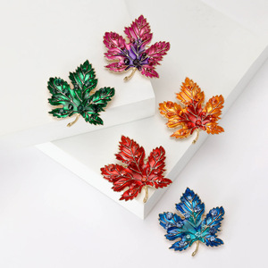 Broches en alliage plaqué or en forme de feuille d'érable avec cristaux, accessoire de mode unisexe, cadeau pour mariage, fiançailles, fête - Product Image 1