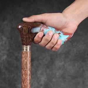 Canne de marche en bois durable avec décoration en résine, idéale pour les seniors, les collectionneurs et les passionnés de marche - Product Image 1