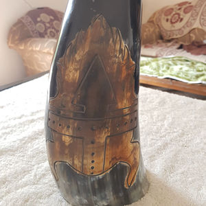 Cuerno Vikingo para Beber con Soporte, Taza de Cuerno de Búfalo Natural Pulido para Amantes del Hidromiel, Cerveza y Cerveza Artesanal, Hecho a Mano en India - Product Image 1