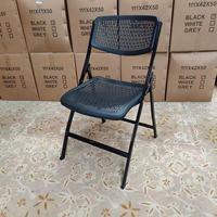 Chaises de jardin pliantes empilables en plastique noir contemporaines et bon marché pour les événements de banquet
