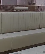 Sièges de stand d'hôtel et de centre de villégiature de qualité commerciale cloutés en forme de U/L canapé à base de bois rembourré en cuir PU