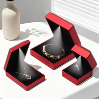 Boîte d'emballage de bijoux LED haut de gamme avec éclairage pour l'affichage de bagues, pendentifs, colliers et bracelets, boîte de rangement de bijoux personnalisable avec logo, idéale pour les cadeaux