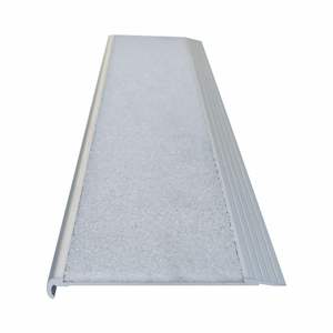 Nez de marche blanc antidérapant en carbure de silicium, marches d'<span class=keywords><strong>escalier</strong></span> en aluminium, bordure d'<span class=keywords><strong>escalier</strong></span>, bordure métallique en forme de nez de bœuf pour <span class=keywords><strong>escalier</strong></span> - Product Image 2