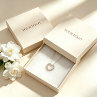 Boîte d'emballage de bijoux en papier recyclable haut de gamme avec logo en relief et estampage à chaud pour colliers, bagues, boucles d'oreilles et bracelets