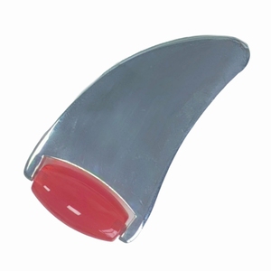 Rouleau facial en forme de corne de bélier en alliage de zinc et résine rouge - Product Image 1
