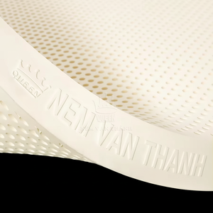 ที่นอนยางพาราธรรมชาติขนาดควีนไซส์จากเวียดนาม ผ้าคลุม 100% แบบพลิกกลับได้ ระบายความร้อน ดีไซน์แบบดั้งเดิม เหมาะสำหรับโรงเรียนและโรงพยาบาล - Product Image 1