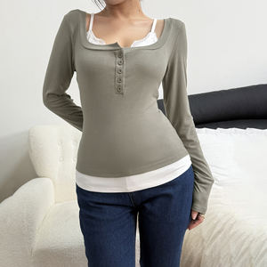 Camisole en dentelle contrastée avec des boutons en rangée, haut à manches longues associé à un t-shirt ajusté en dessous - Product Image 4