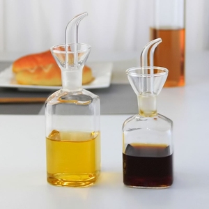 Bouteille distributrice d'huile et de <span class=keywords><strong>vinaigre</strong></span> carrée en verre moderne de style européen, 250 ml, sans plomb, fabriquée à la main avec bec verseur pour la cuisine domestique - Product Image 1