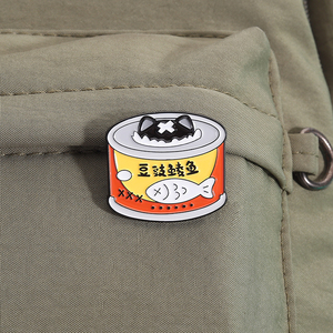 Gato <span class=keywords><strong>de</strong></span> dibujos animados esmalte Pin lindo gatito negro mirando atún puede broche solapa insignia joyería regalo para amigos - Product Image 3