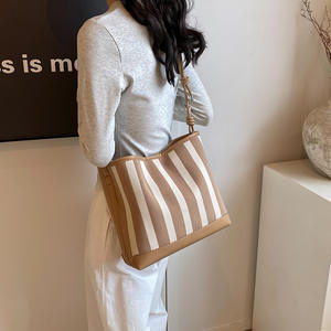 Bolso de mujer de moda con rayas rosas y marrones, diseño de combinación de lona y cuero - Product Image 4